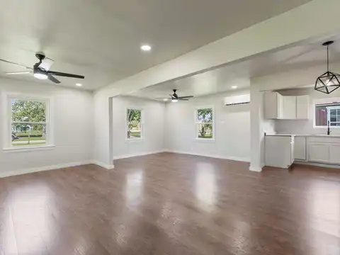 706 2nd St, Palacios, TX 77465
