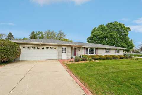 718 Marigold St, Oconomowoc, WI 53066