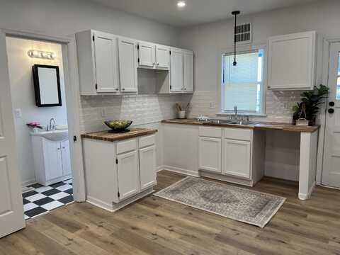 128 E Lloyd St, Milwaukee, WI 53212