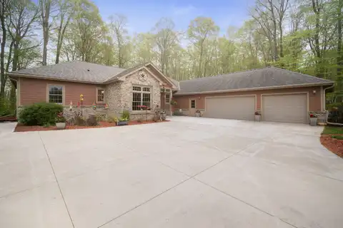 84 King Oak Ct, Random Lake, WI 53075