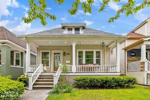 1117 Lakepointe St, Grosse Pointe Park, MI 48230