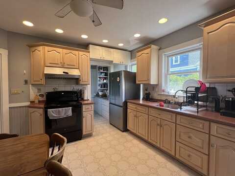 39 Park St, Quincy, MA 02170