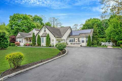 8 Emerald Court, Moriches, NY 11955