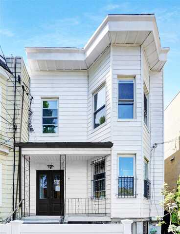 12-16 30 Road, Astoria, NY 11102