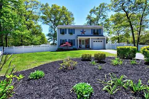 5 Mount Oak Place, Ridge, NY 11961