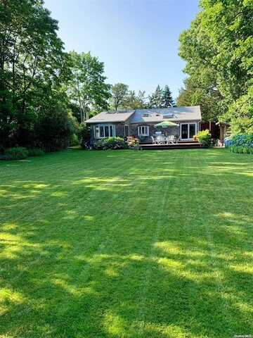 6 Lynn Court, Hampton Bays, NY 11946