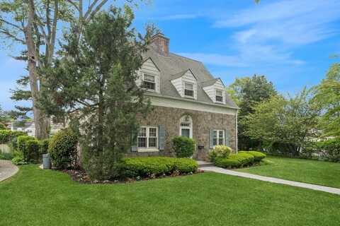2 Wyatt Road, Garden City, NY 11530