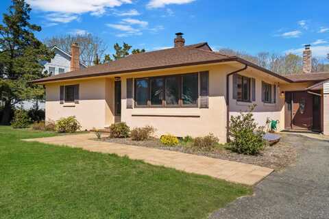 15 Reeves Road, Center Moriches, NY 11934