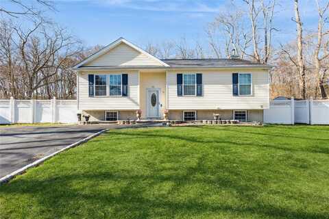 7 Baldwin Court, Medford, NY 11763