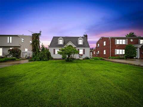 2 Gables Drive, Hicksville, NY 11801