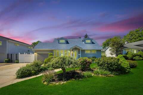 8 Peachtree Lane, Hicksville, NY 11801