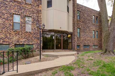 2210 Country Club Drive, Woodridge, IL 60517