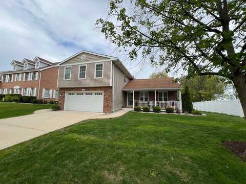 945 Williamsburg Street, Westmont, IL 60559
