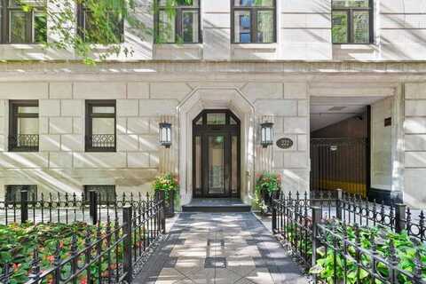 222 E CHESTNUT Street, Chicago, IL 60611