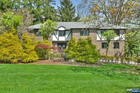 69 Knollwood Road, Upper Saddle River, NJ 07458