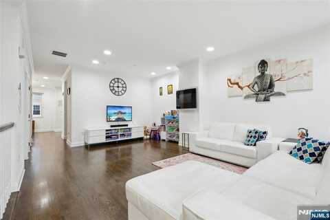 286 Roslyn Court 286, West New York, NJ 07093