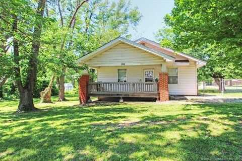 206 S Hickory Street, Nowata, OK 74048