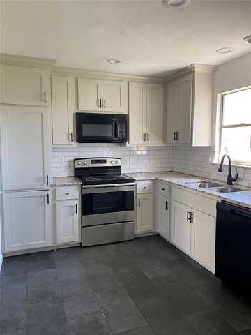 907 W 8th Street, Bonham, TX 75418