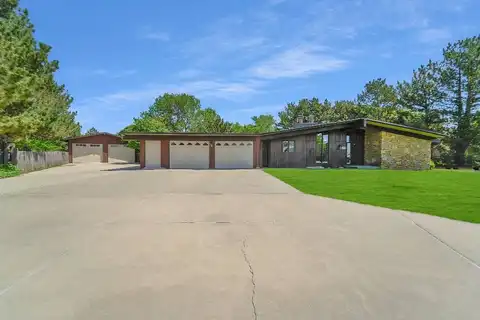 1903 Crestway Dr, Garden City, KS 67846