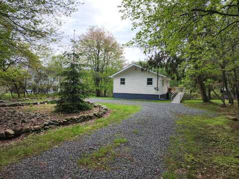 453 Cedar Drive, Long Pond, PA 18334