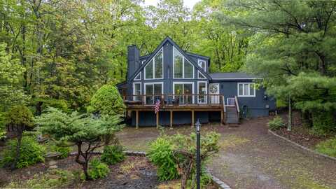 5135 E Woodbridge Drive, Bushkill, PA 18324