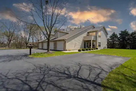 5702 Oak Village, ROSCOE, IL 61073