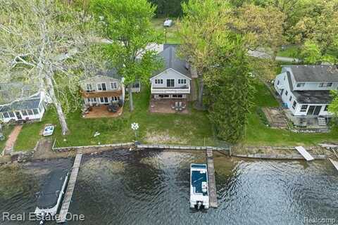 10194 Elmcrest Road, Whitmore Lake, MI 48189