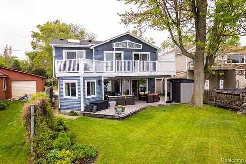 2665 TACKLES Drive, White Lake, MI 48386