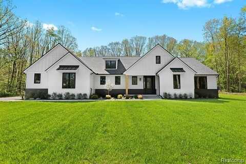 5697 EVERGREEN KNOLL, Howell, MI 48855