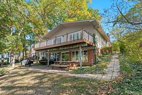 3155 RIDGE Road, White Lake, MI 48383