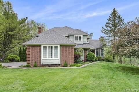5401 Lone Pine Court, Brighton, MI 48116