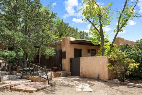 928 Los Lovatos Road, Santa Fe, NM 87501