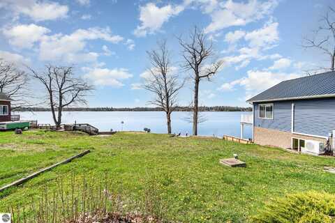 5714 Lakeview Drive, Hale, MI 48739