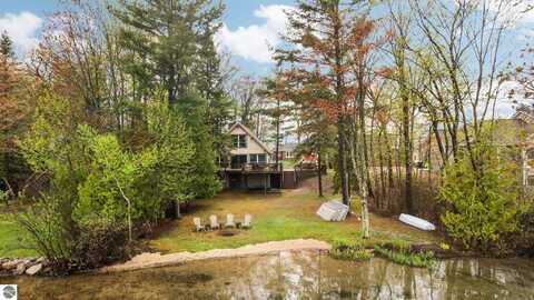 5467 Lakeview Drive, Interlochen, MI 49643