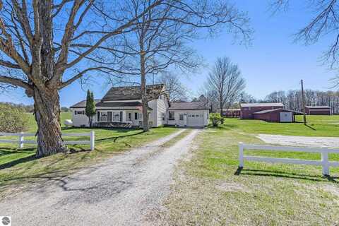 8400 N 7 Road, Mesick, MI 49668