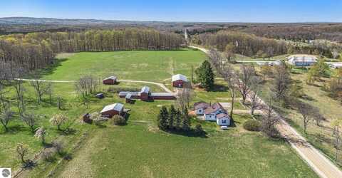 8400 N 7 Road, Mesick, MI 49668