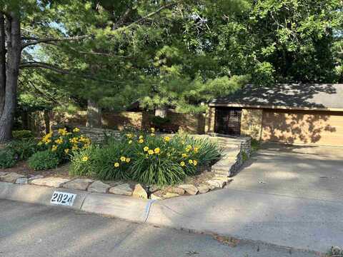 2824 SW MacVicar AVE, Topeka, KS 66611