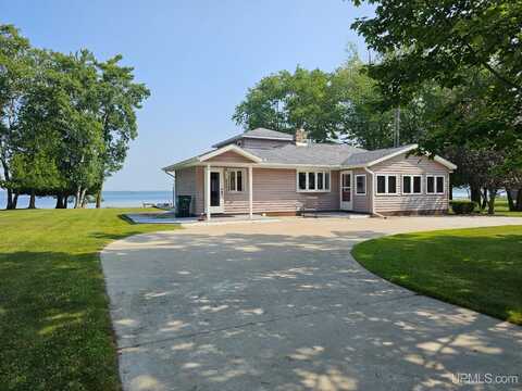 536 N W Gulliver Lake, Gulliver, MI 49840