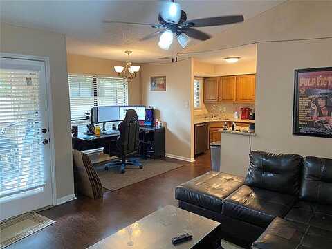 Harwell Dr, Arlington, TX 76011