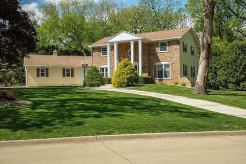 2705 McClain Drive, Cedar Falls, IA 50613