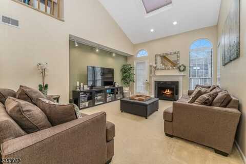 21 Daisy Ct, Readington, NJ 08889