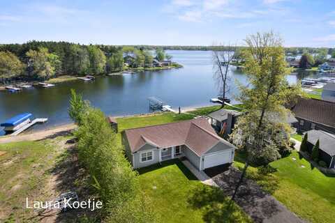 8768 Navaho Trail, Howard City, MI 49329