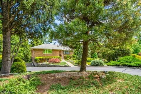 714 Hemlock Dr, Oradell, NJ 07649