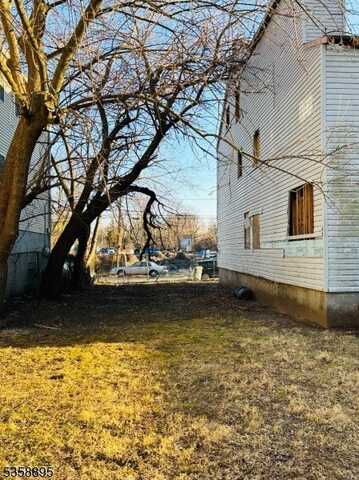 24 Bergen St, Paterson, NJ 07522