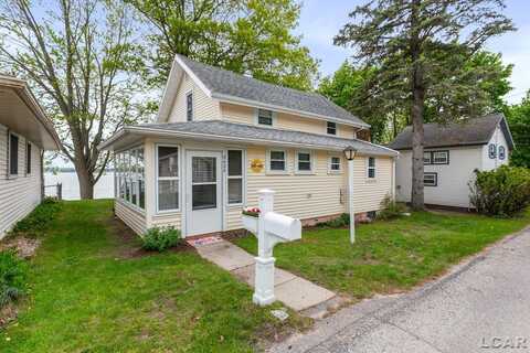 9420 W Ferndale, Manitou Beach, MI 49253