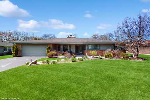 7421 N Crossway Rd, Fox Point, WI 53217