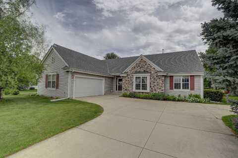 1361 Mockingbird Dr, Oconomowoc, WI 53066