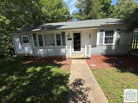 922 Childress Dr, Martinsville, VA 24112
