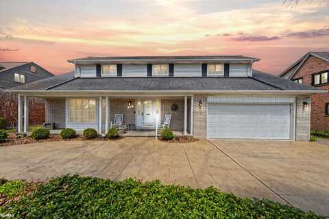 576 Woods, Grosse Pointe Woods, MI 48236