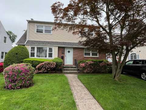 480 Pennsylvania Avenue, Williston Park, NY 11596